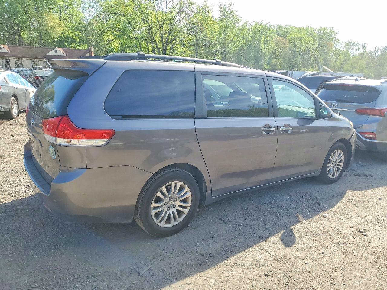 2012 TOYOTA SIENNA