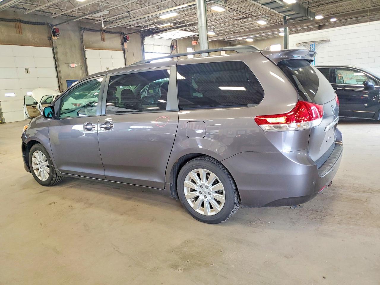 2013 TOYOTA SIENNA
