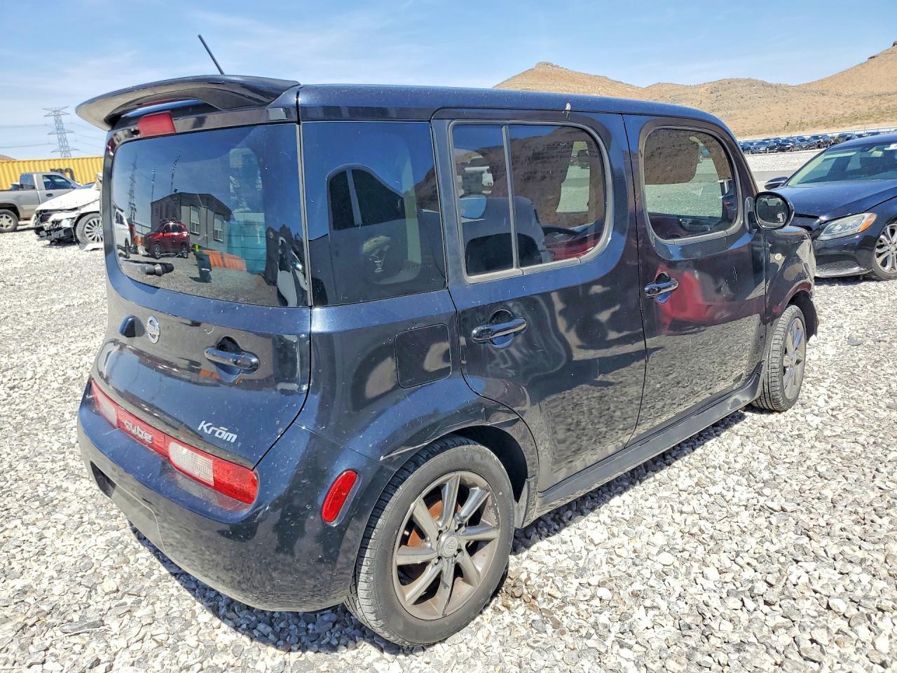 2011 NISSAN CUBE