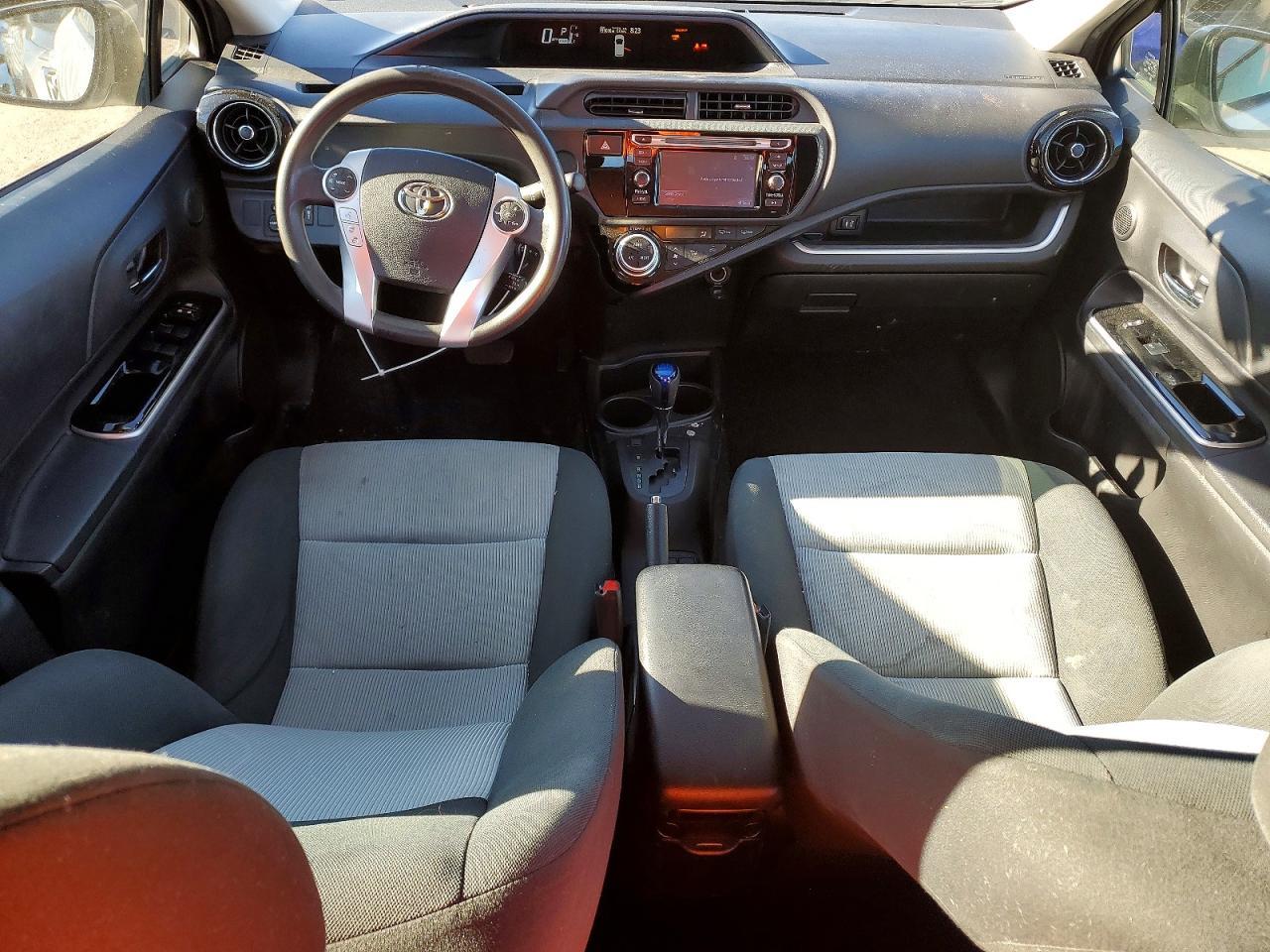 2016 TOYOTA Prius c