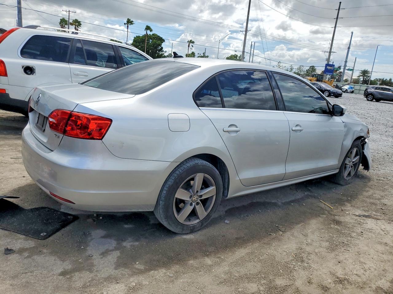 2013 VOLKSWAGEN JETTA