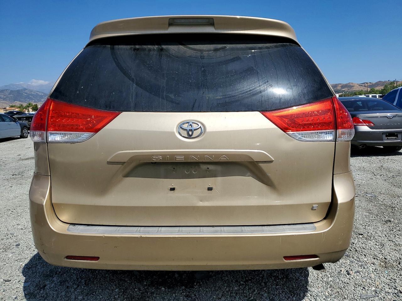 2011 TOYOTA SIENNA