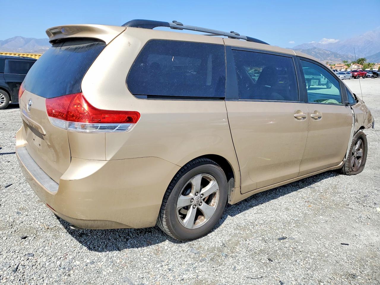 2011 TOYOTA SIENNA