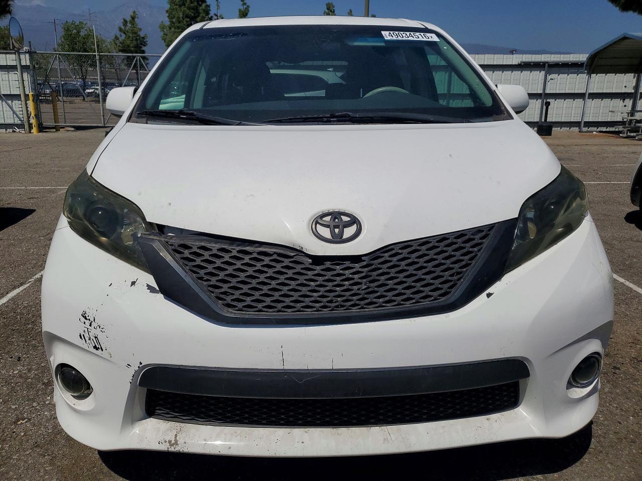 2011 TOYOTA SIENNA