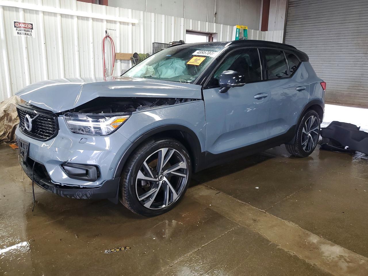 2022 VOLVO XC40