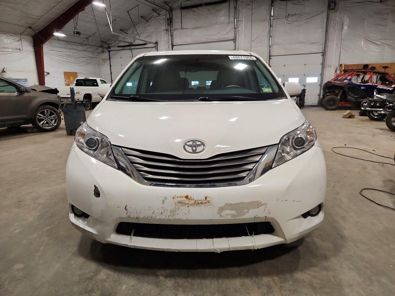 2011 TOYOTA SIENNA