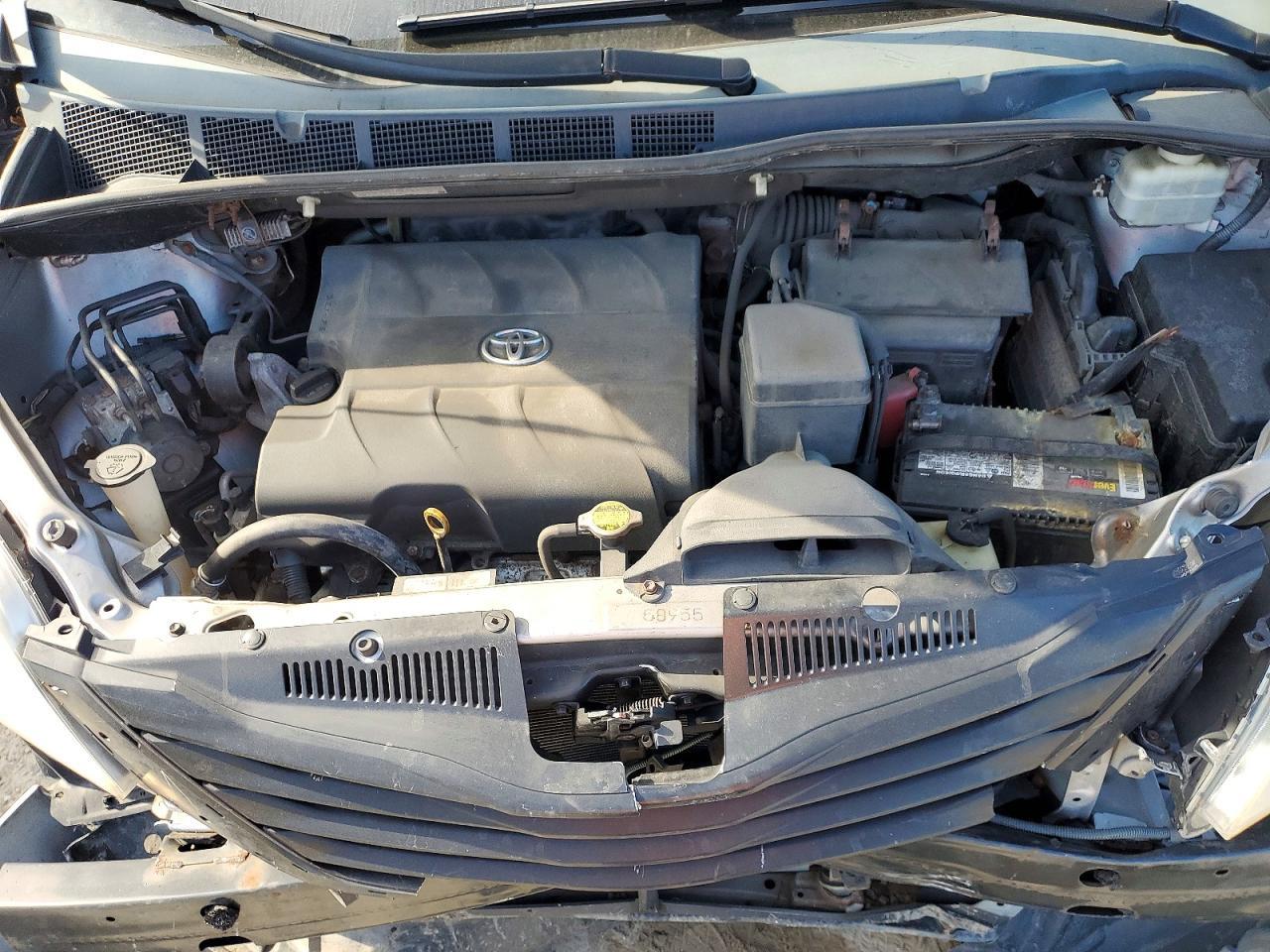 2011 TOYOTA SIENNA