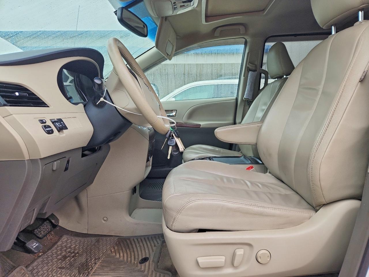 2013 TOYOTA SIENNA