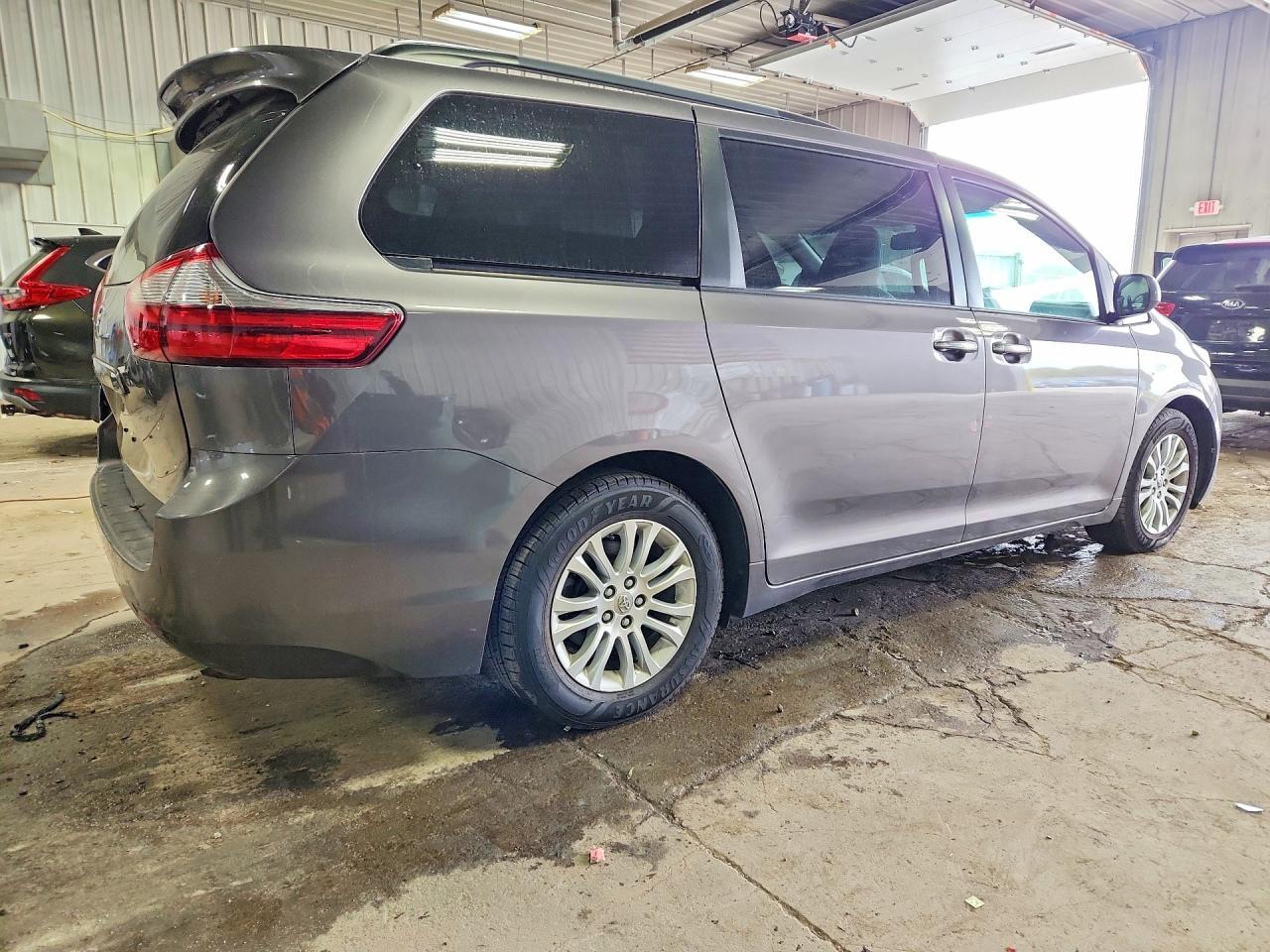 2015 TOYOTA SIENNA