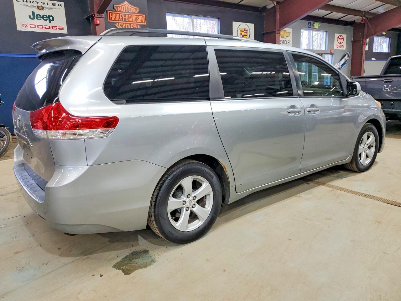 2011 TOYOTA SIENNA