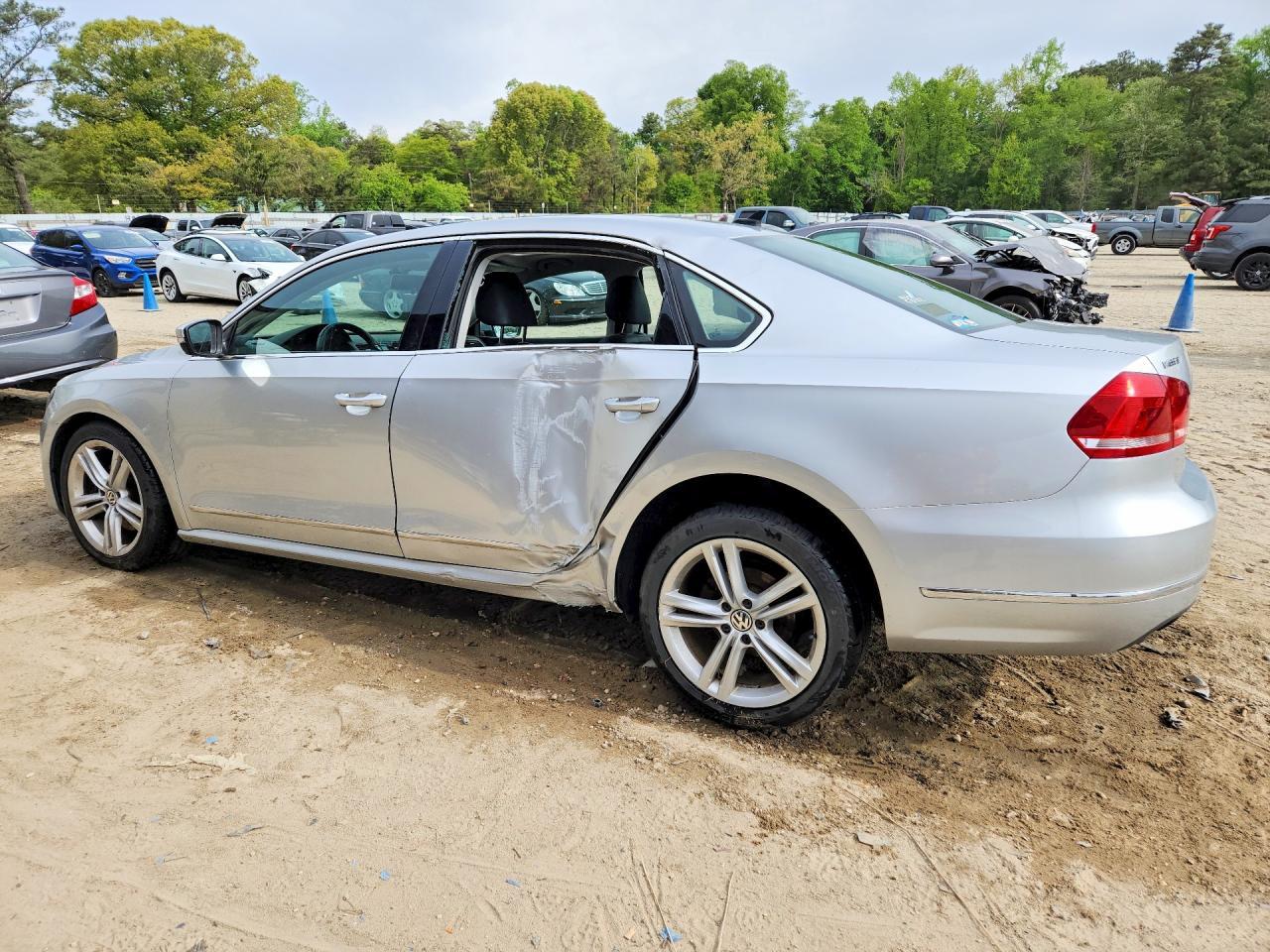 2015 VOLKSWAGEN Passat