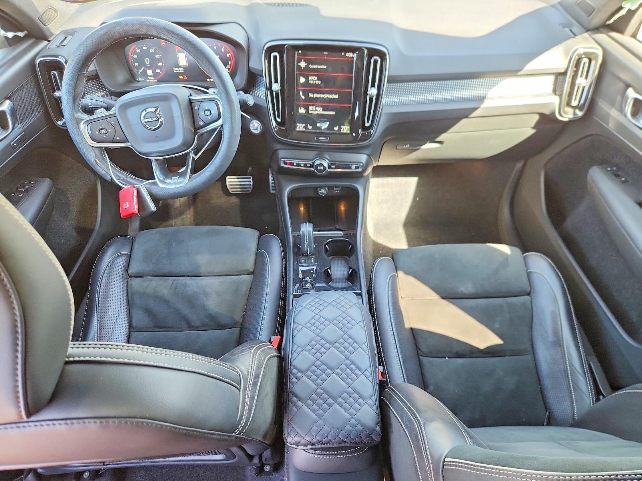 2020 VOLVO XC40