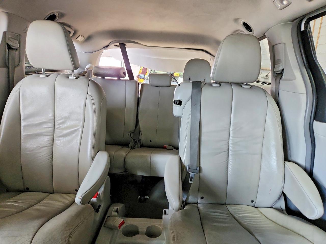2012 TOYOTA SIENNA