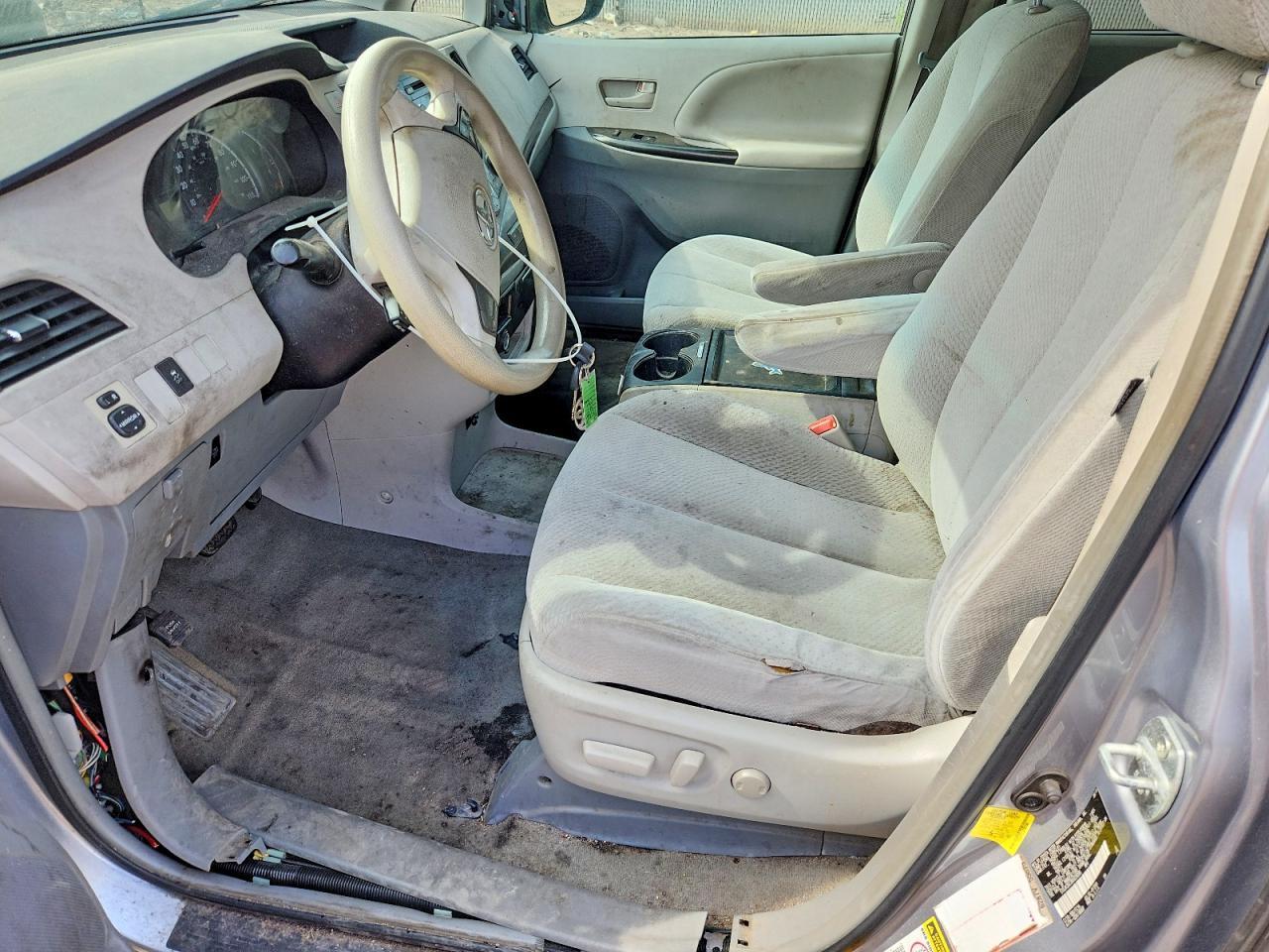 2011 TOYOTA SIENNA
