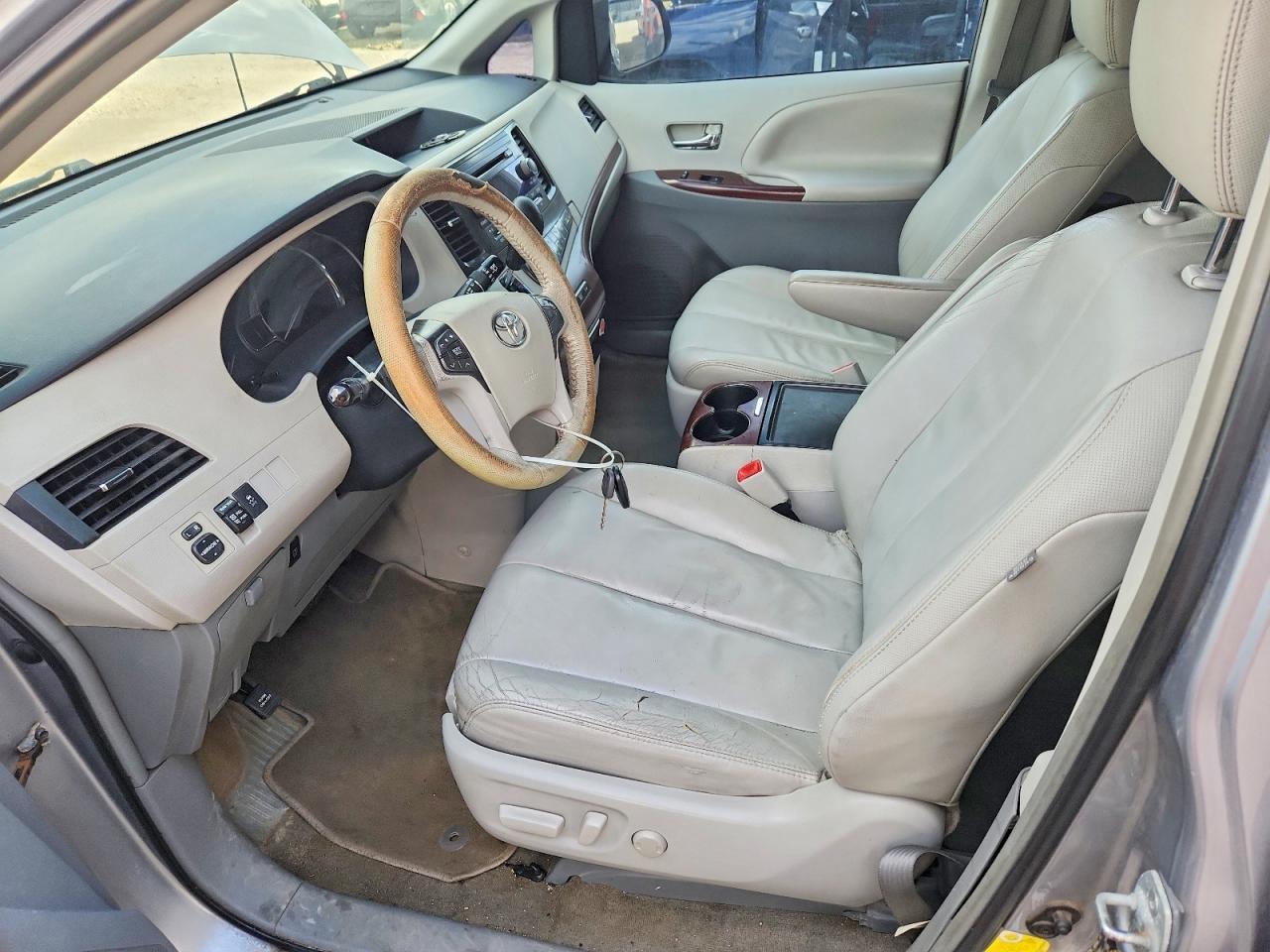 2012 TOYOTA SIENNA