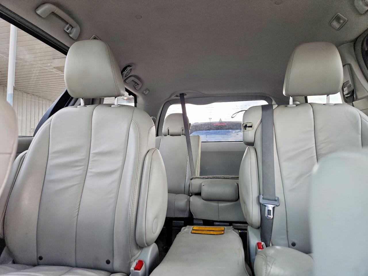2012 TOYOTA SIENNA