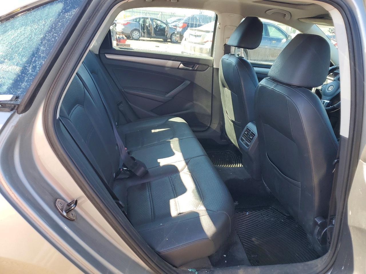 2014 VOLKSWAGEN Passat