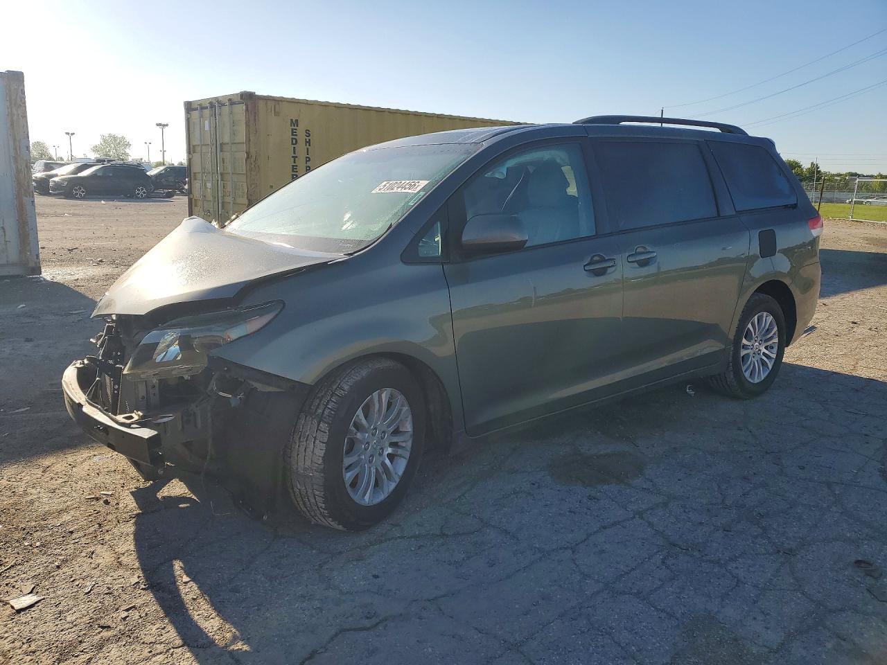 2011 TOYOTA SIENNA