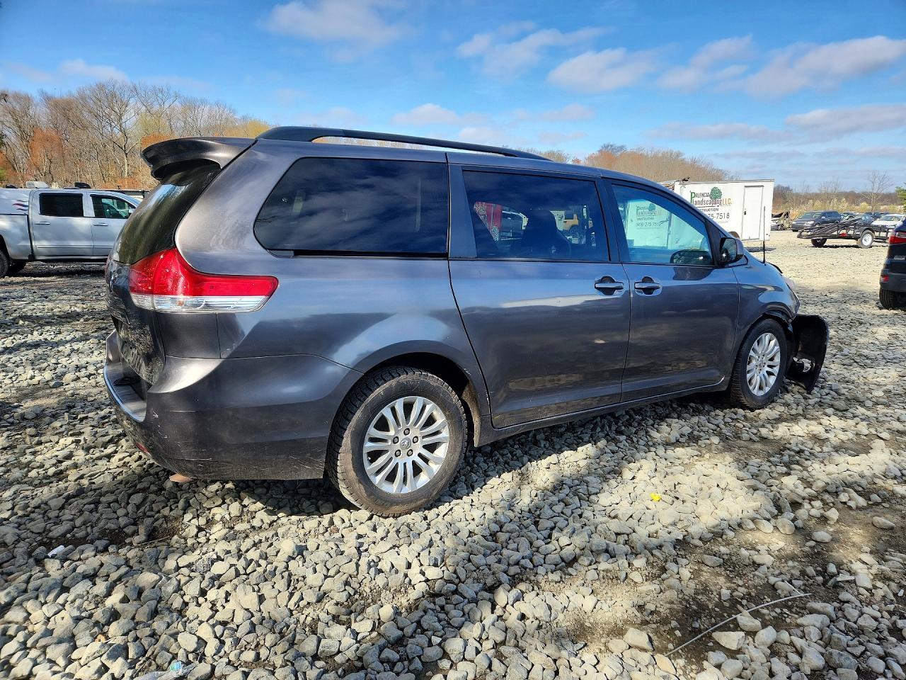 2011 TOYOTA SIENNA