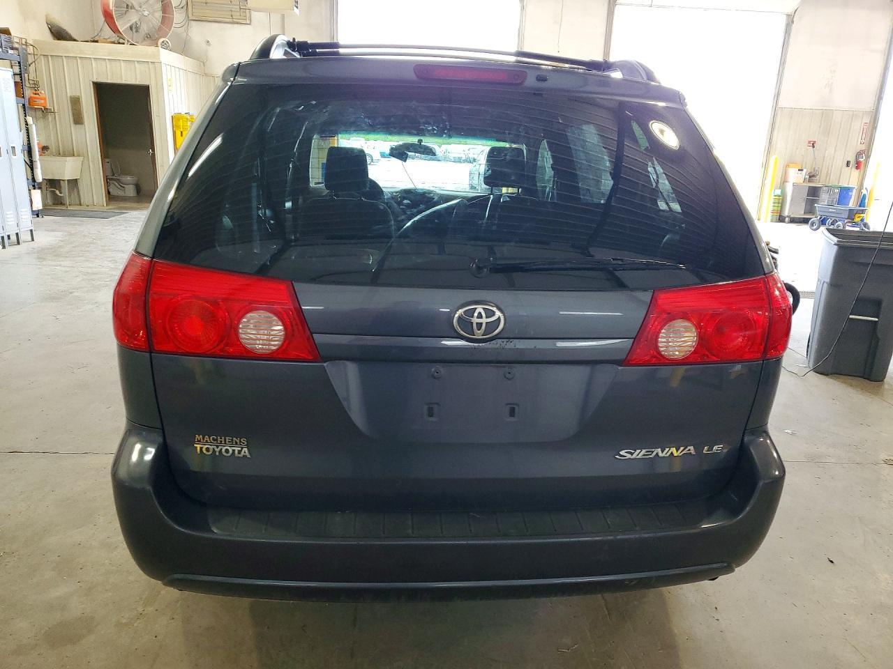 2010 TOYOTA SIENNA