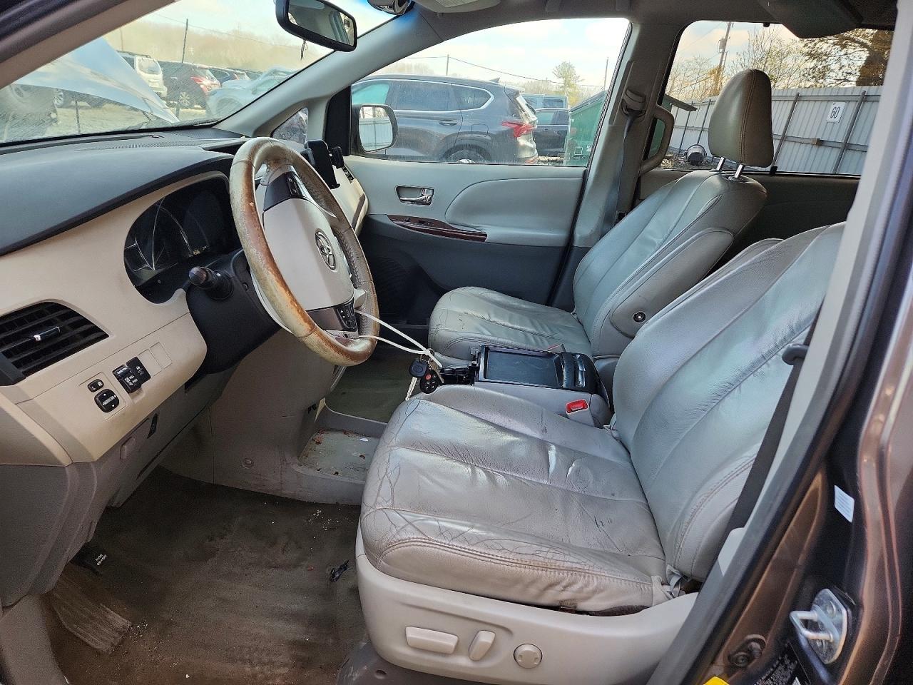 2011 TOYOTA SIENNA