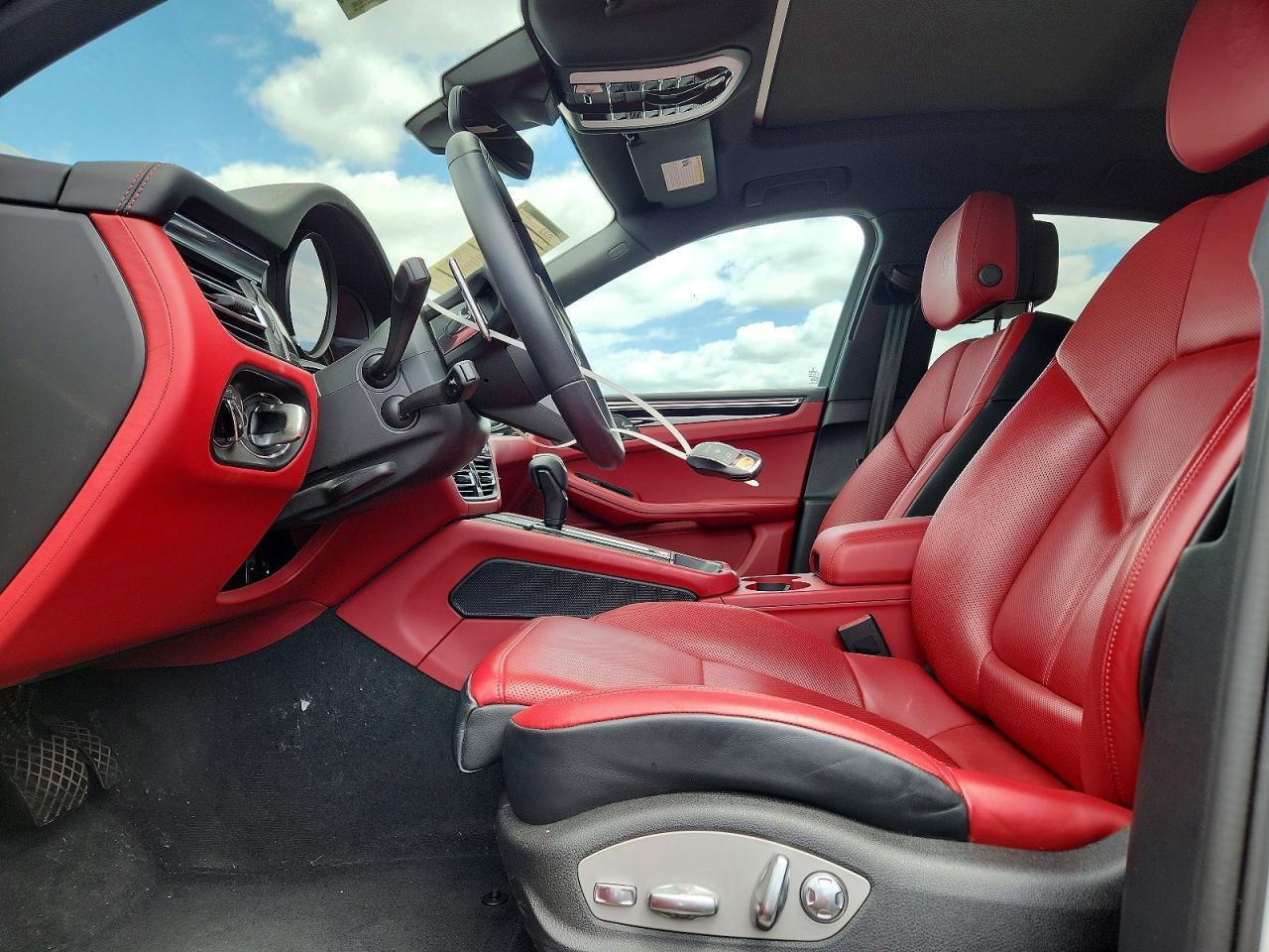2024 PORSCHE Macan