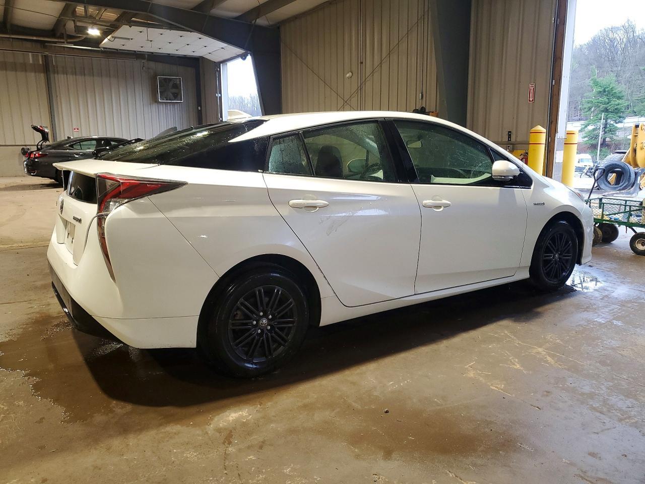 2016 TOYOTA PRIUS