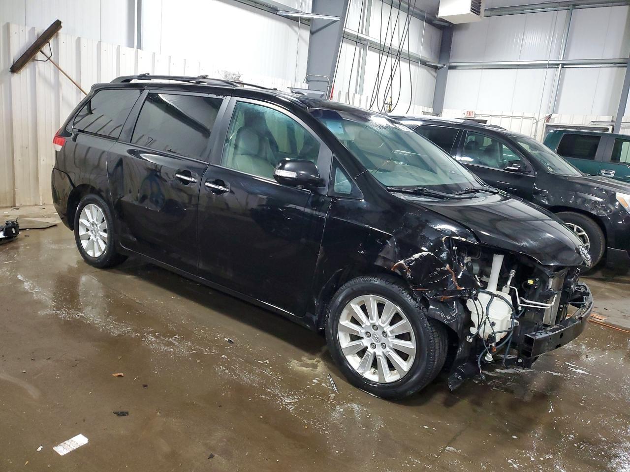 2013 TOYOTA SIENNA