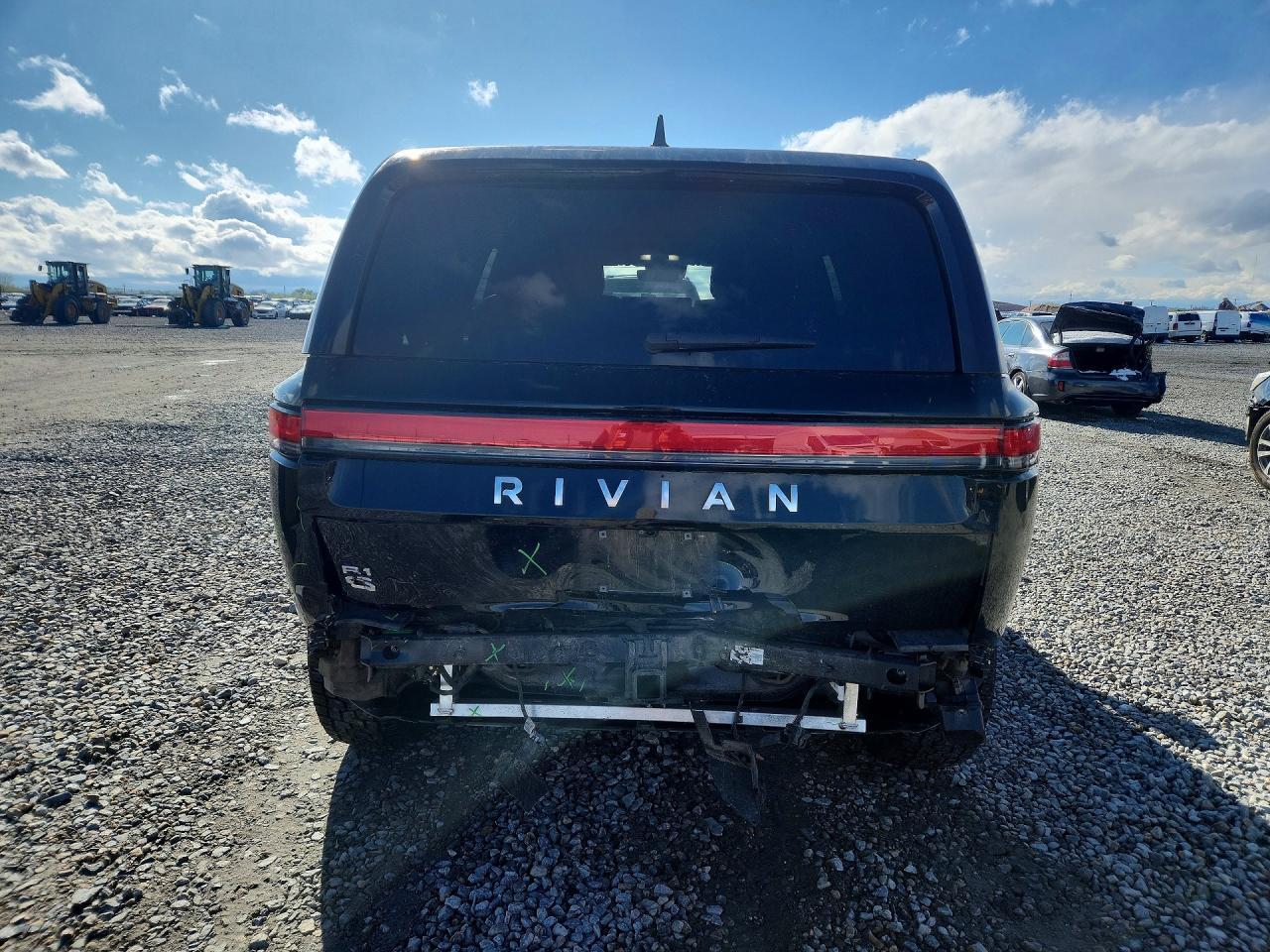 2024 RIVIAN R1s