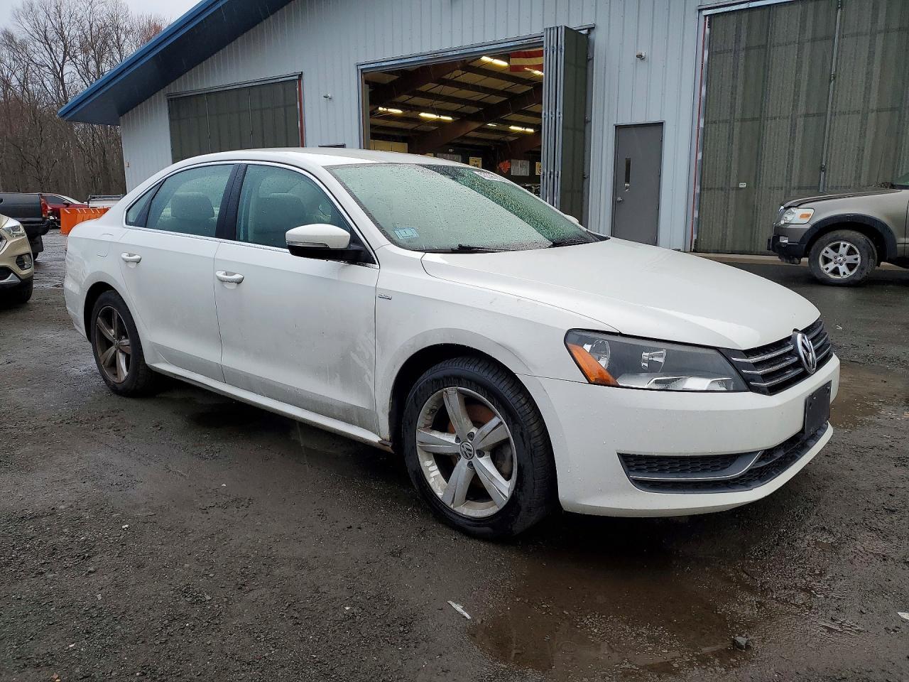 2014 VOLKSWAGEN Passat