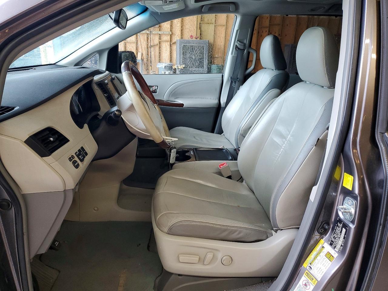 2011 TOYOTA SIENNA