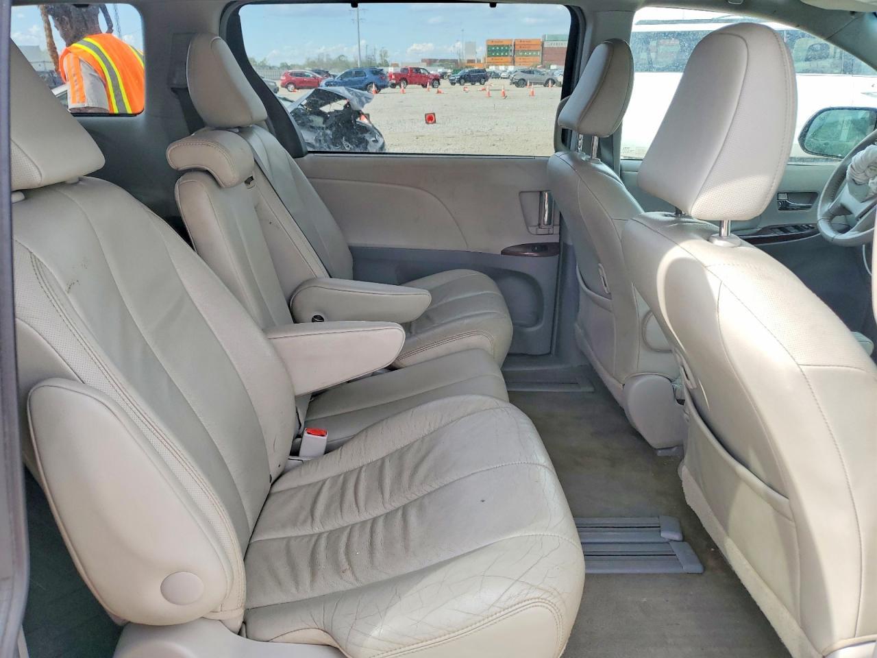2013 TOYOTA SIENNA