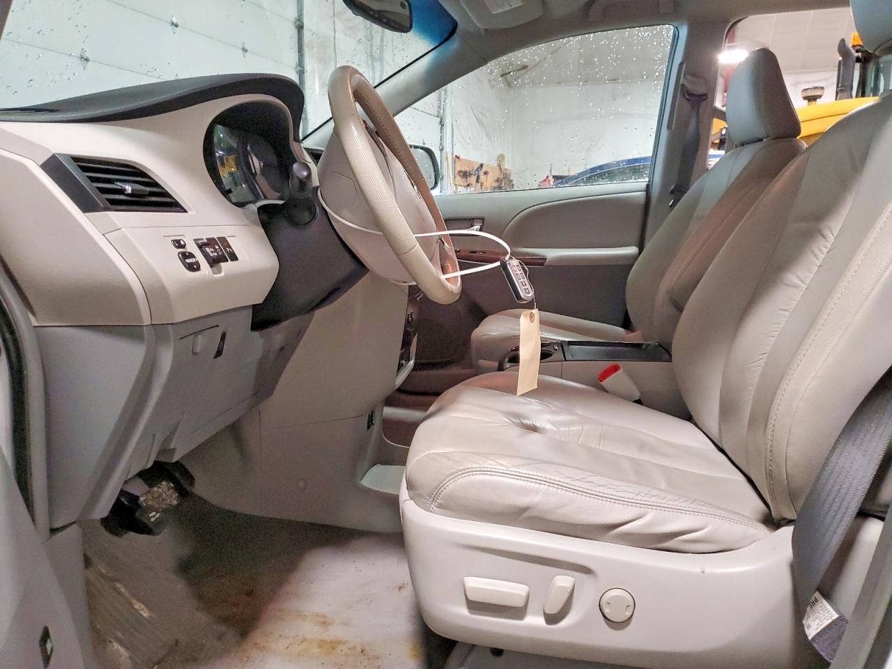 2011 TOYOTA SIENNA