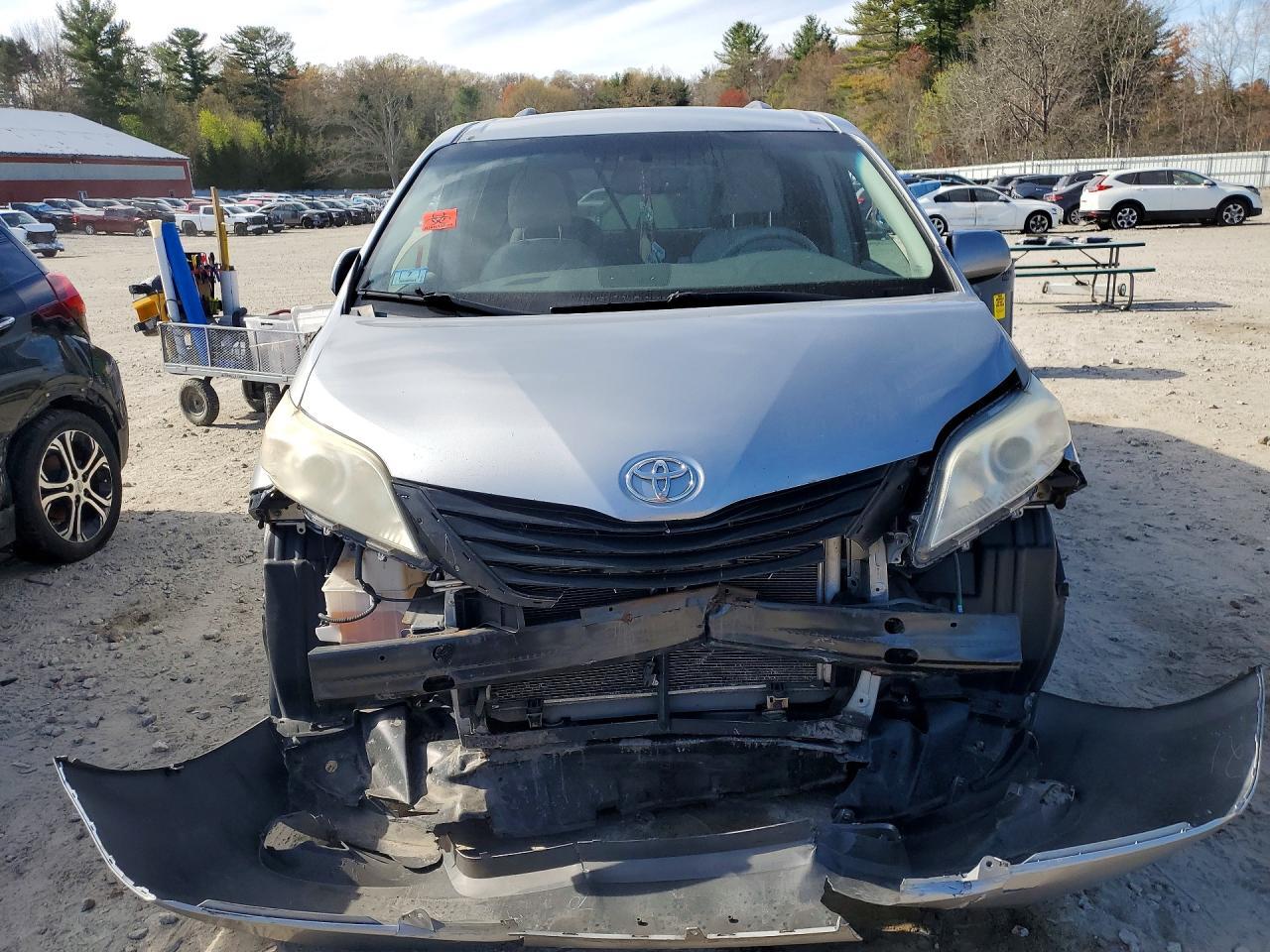 2011 TOYOTA SIENNA