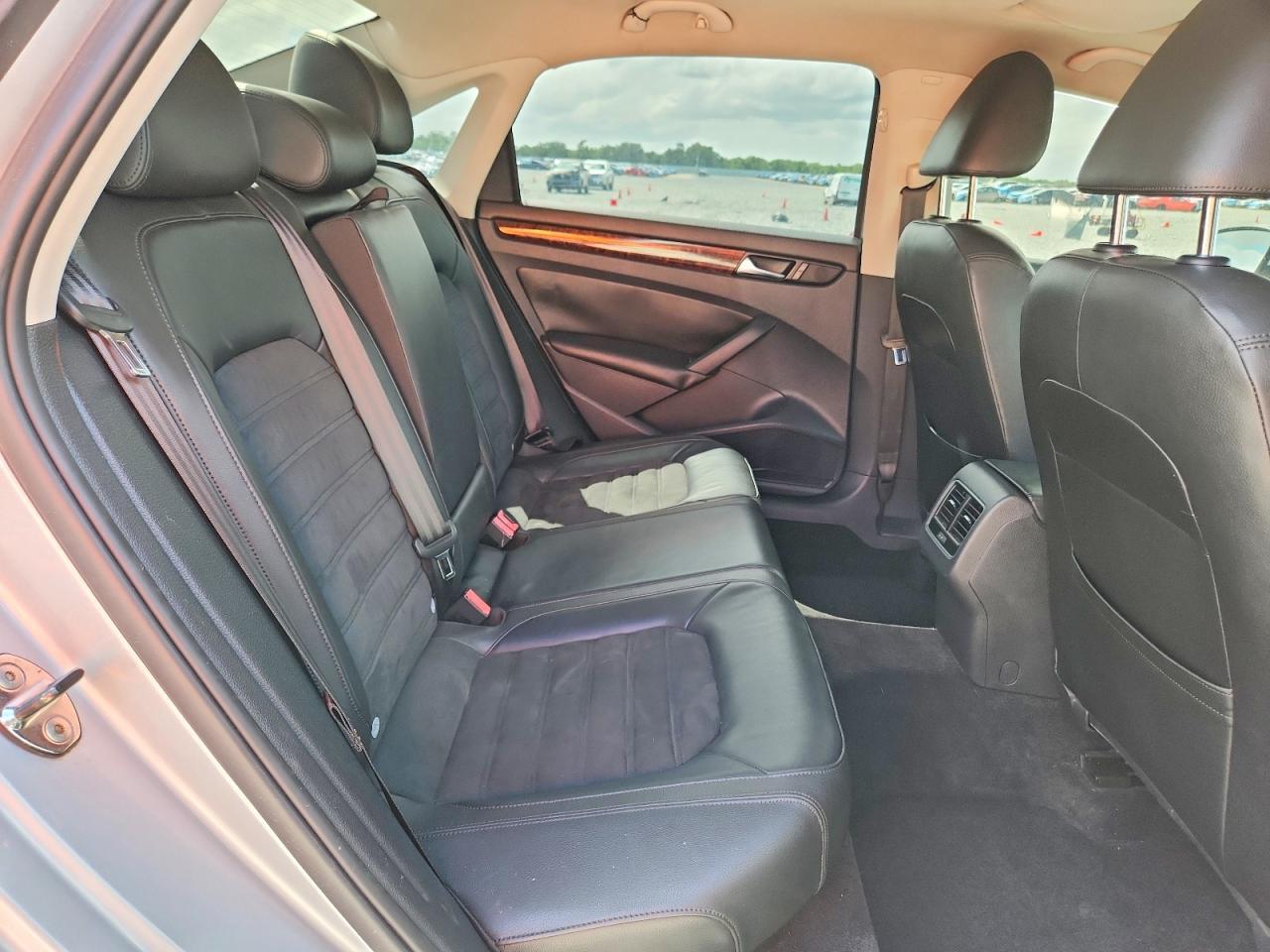 2013 VOLKSWAGEN Passat