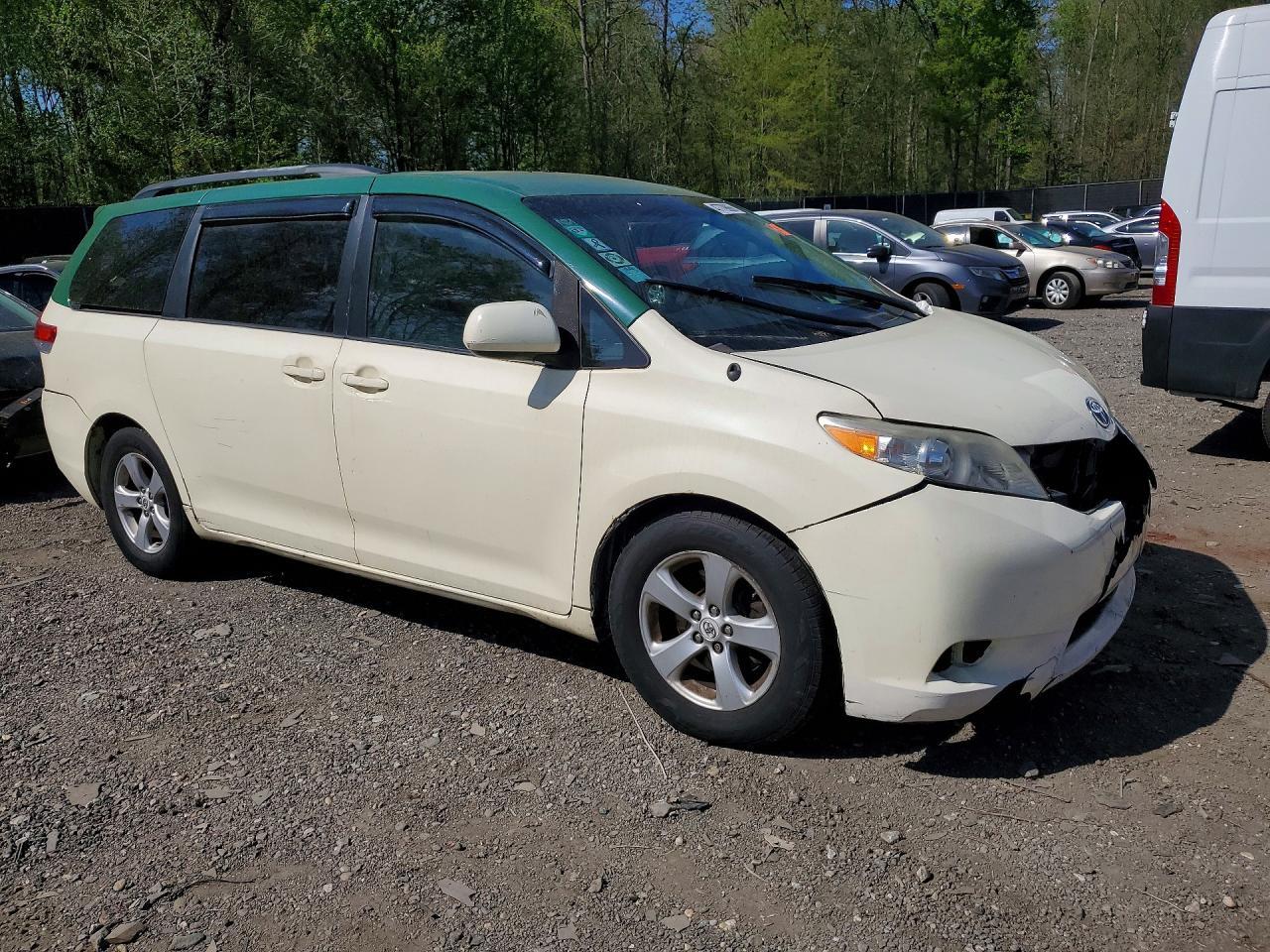 2011 TOYOTA SIENNA