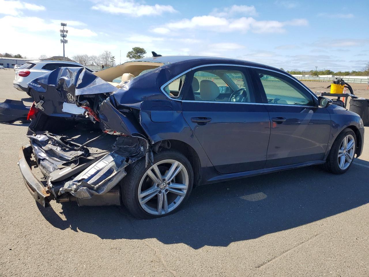 2012 VOLKSWAGEN Passat