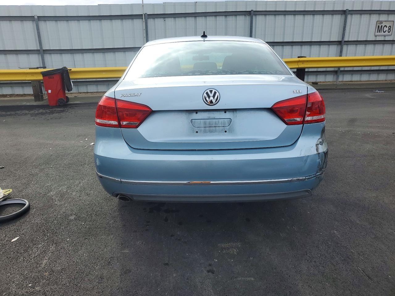 2012 VOLKSWAGEN Passat