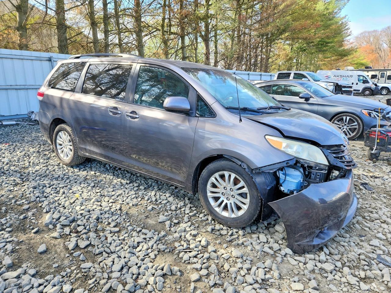 2011 TOYOTA SIENNA