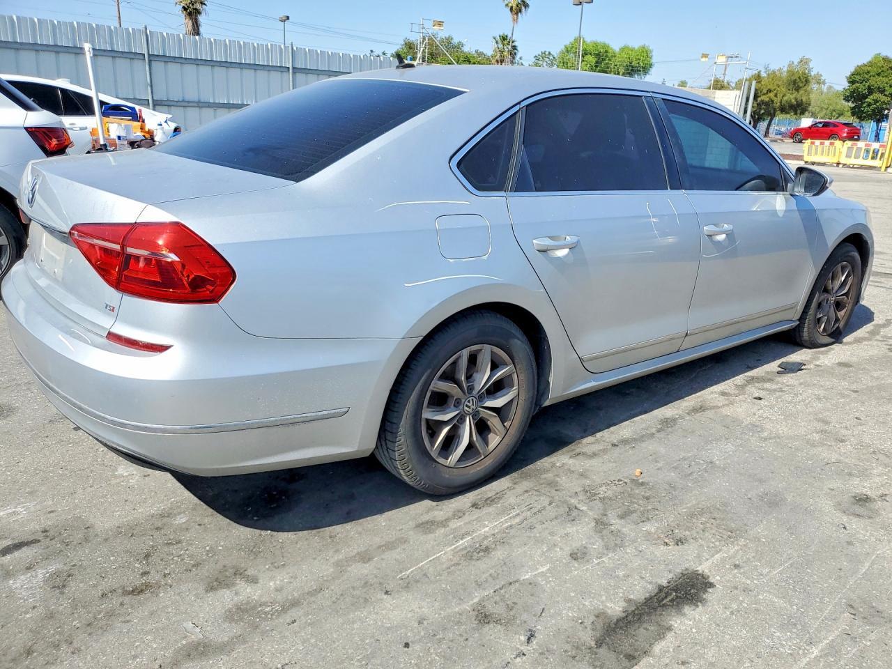 2016 VOLKSWAGEN Passat