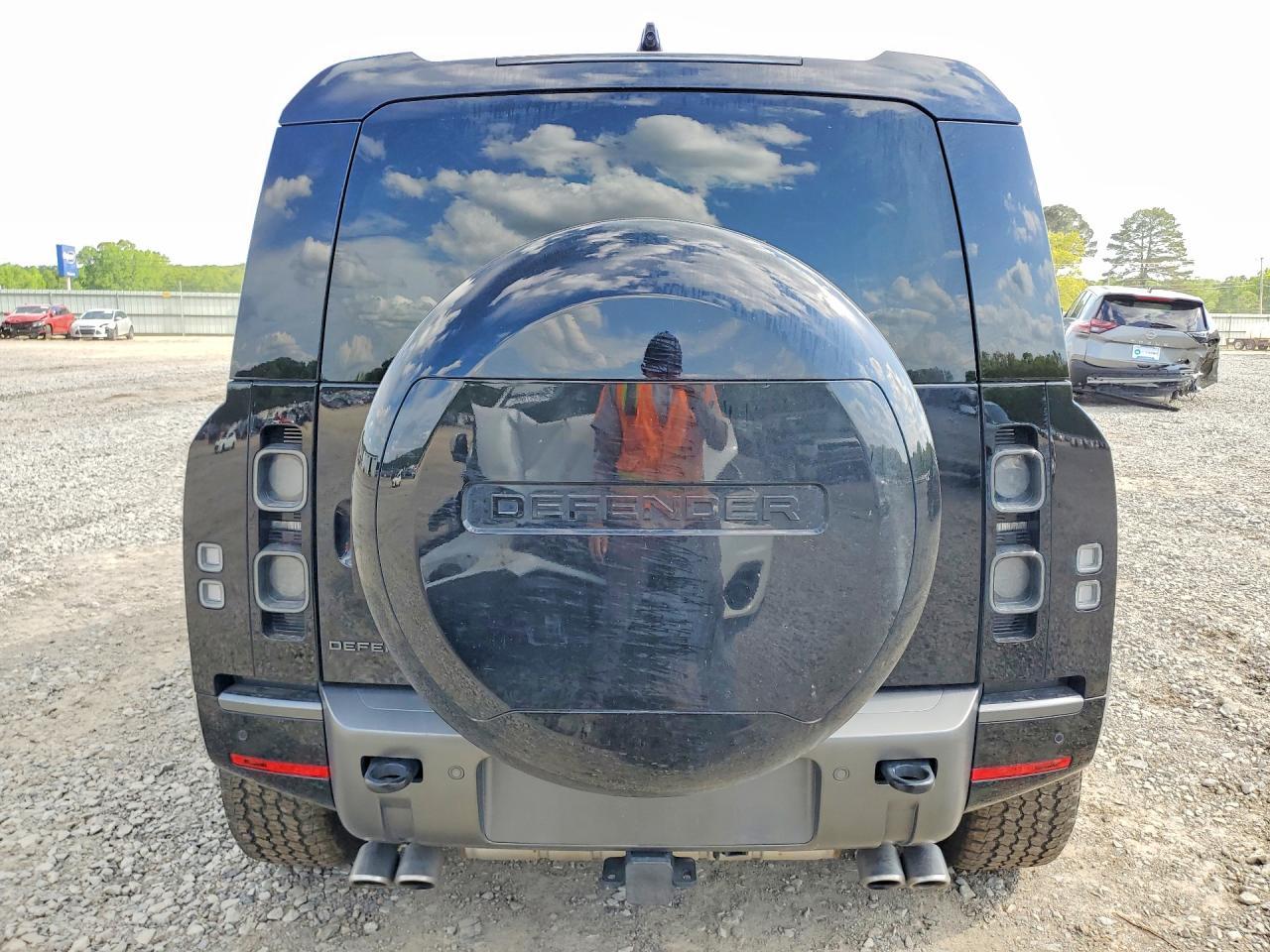 2025 LAND ROVER Defender
