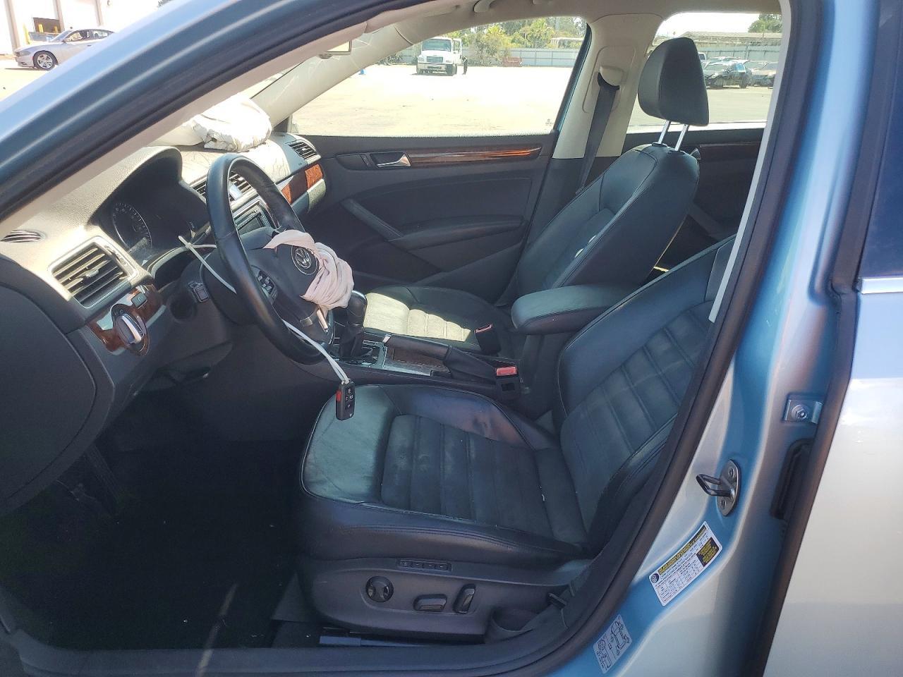 2012 VOLKSWAGEN Passat