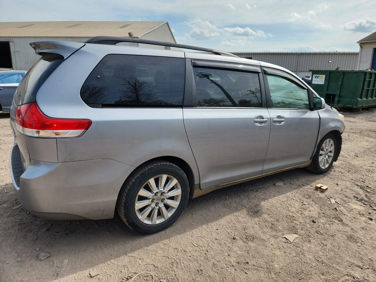 2011 TOYOTA SIENNA