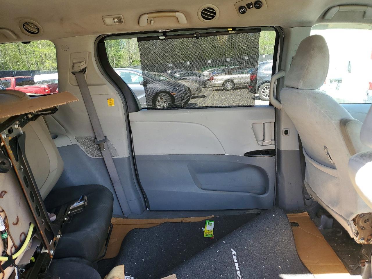2011 TOYOTA SIENNA