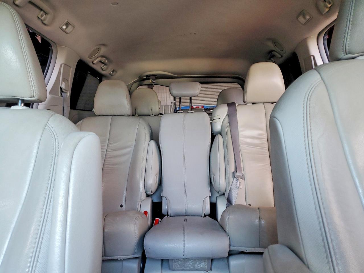 2011 TOYOTA SIENNA