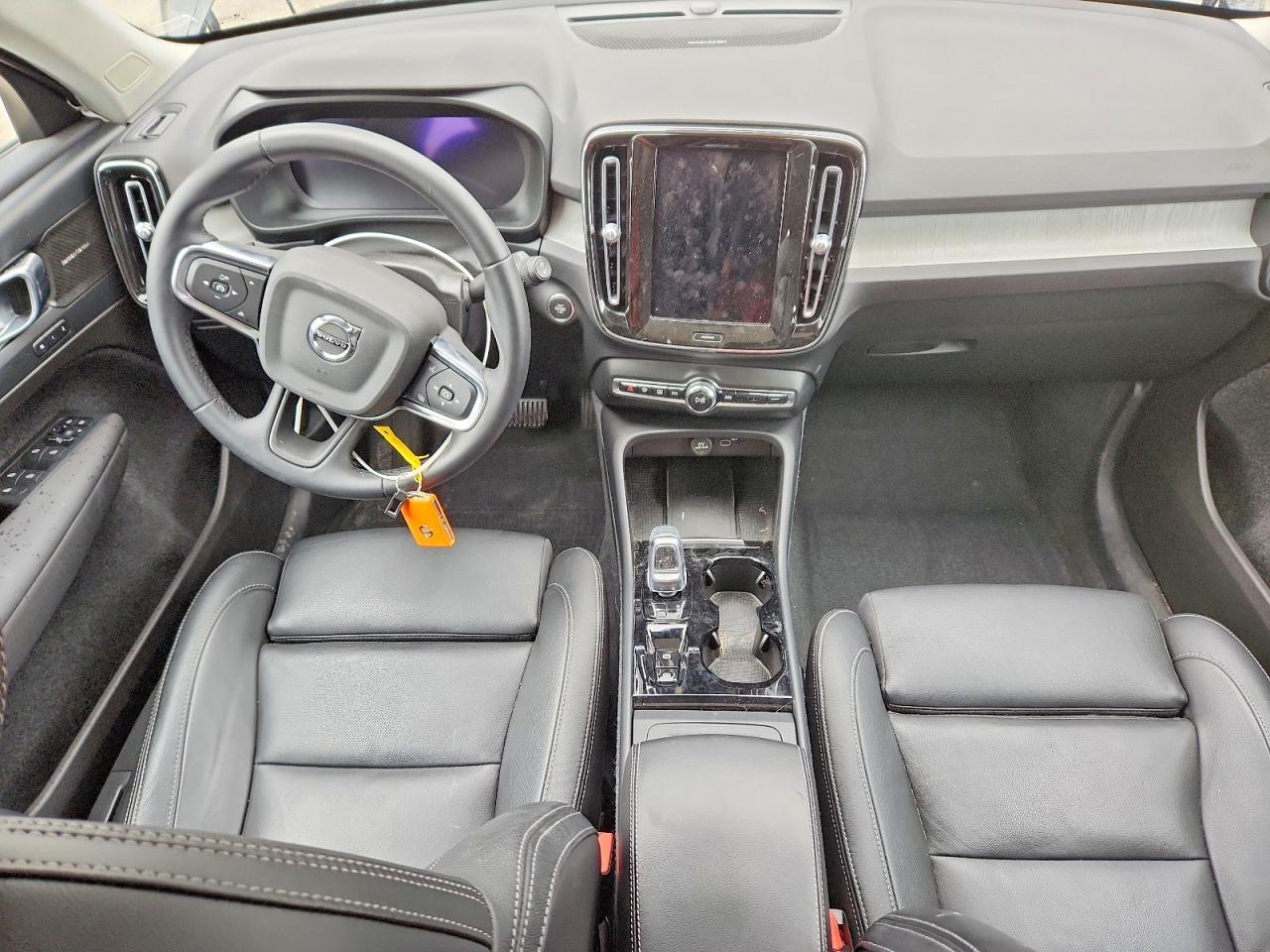 2024 VOLVO XC40