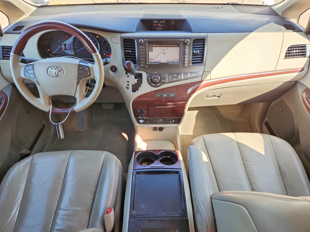2011 TOYOTA SIENNA