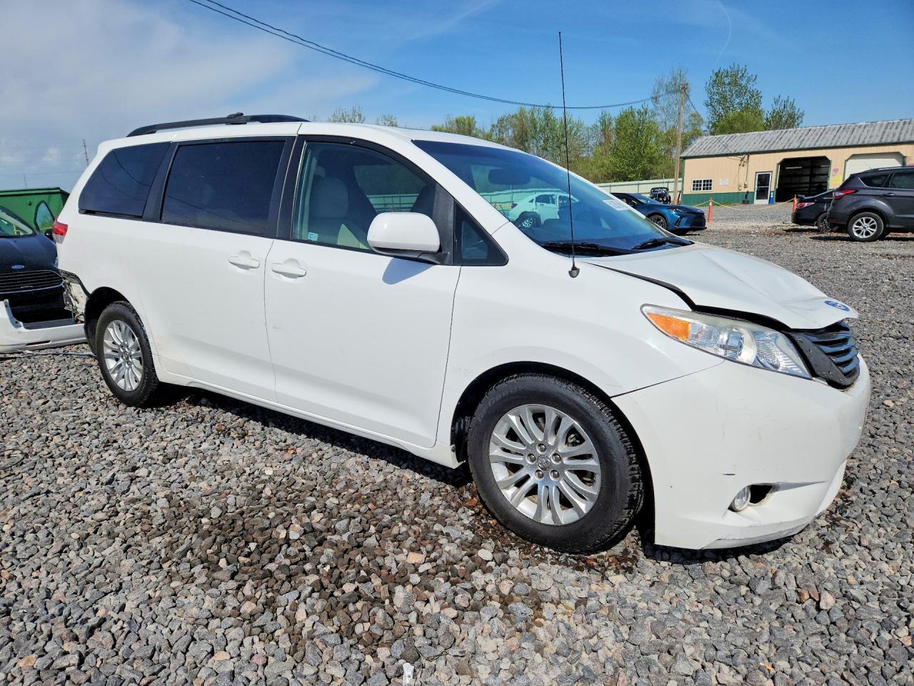 2014 TOYOTA SIENNA