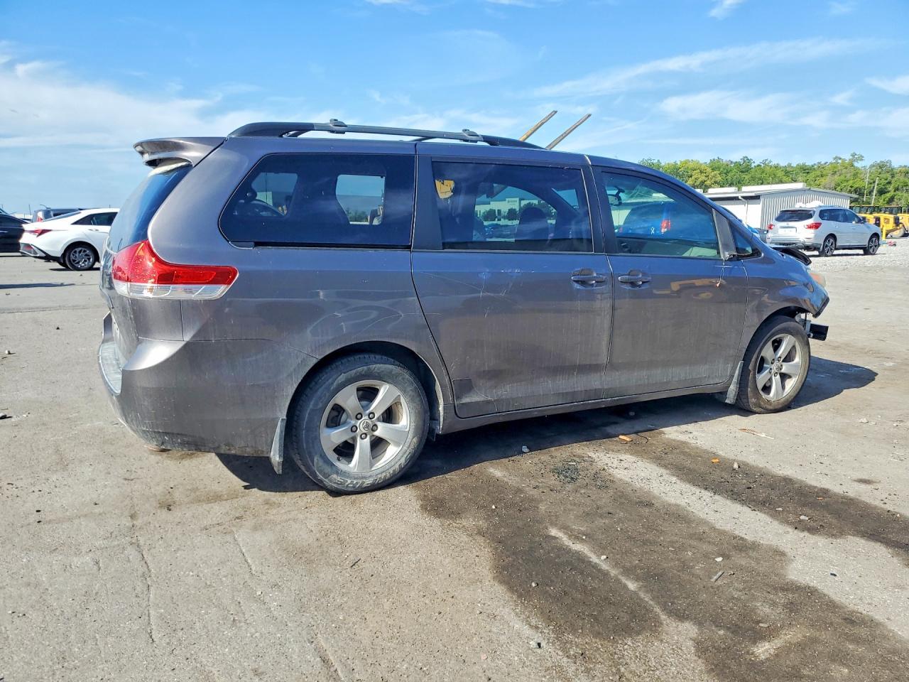 2011 TOYOTA SIENNA