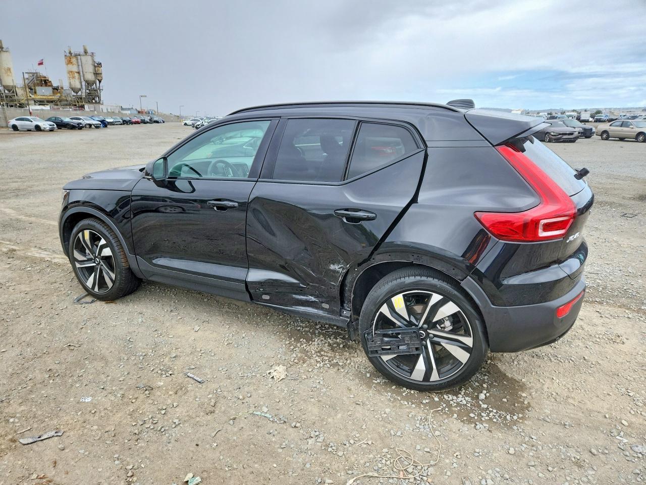 2024 VOLVO XC40